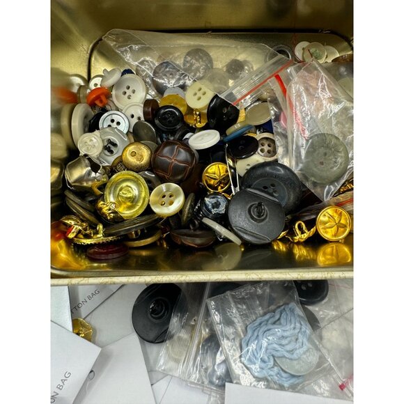 Vintage Button Collection In Charming Tin - Picture 5 of 9